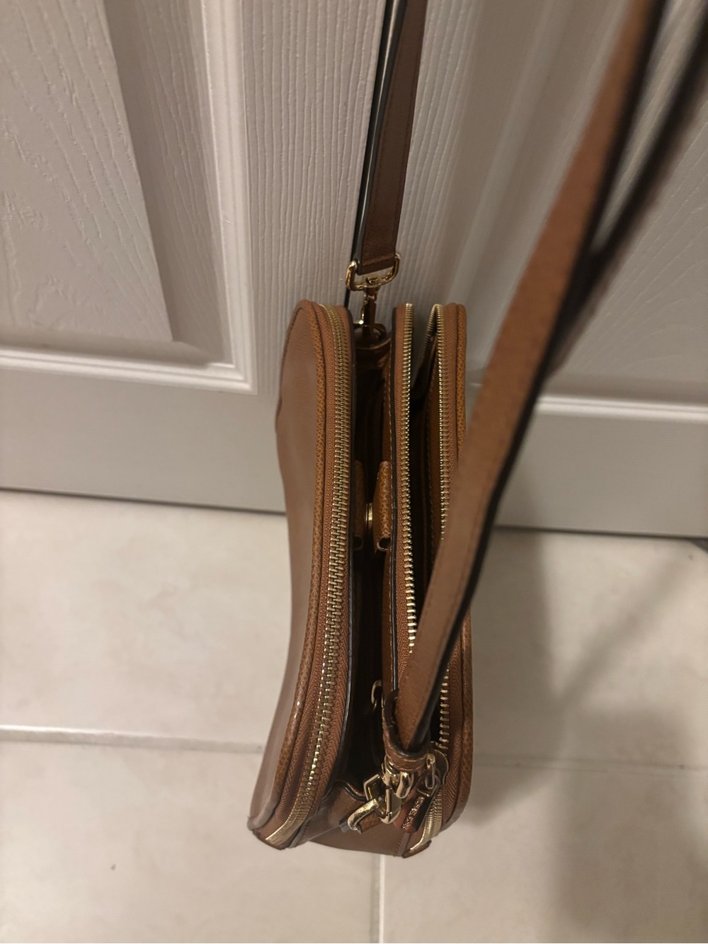 Michael Kors Tan Leather Crossbody Camera Bag with Gold Hardware - Picture 2 of 4